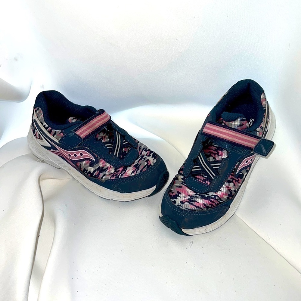 GIRLS Navy & Pink Camo Saucony Size 11.5